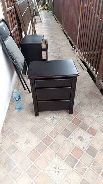 Mesita de noche clásica tres gavetas