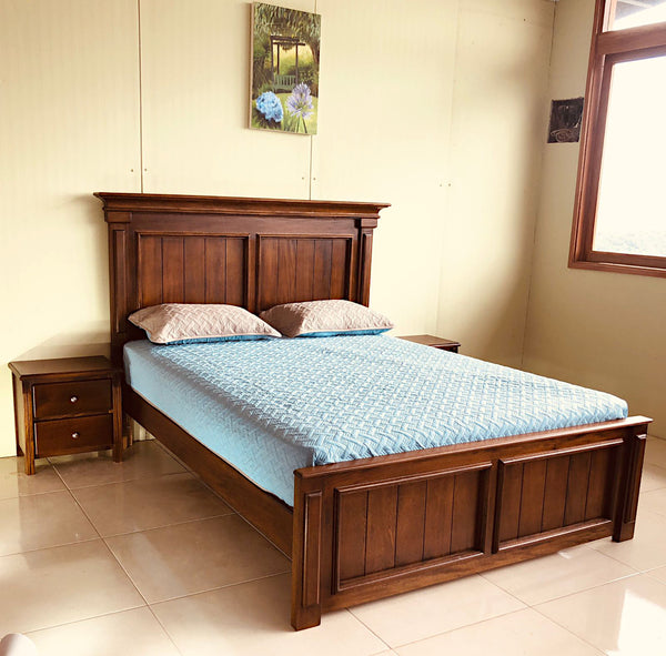 Cama rustica oscura en roble.